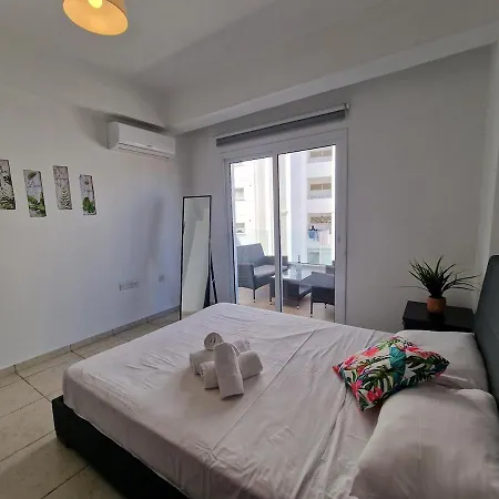 Lux Finikoudes Larnaca